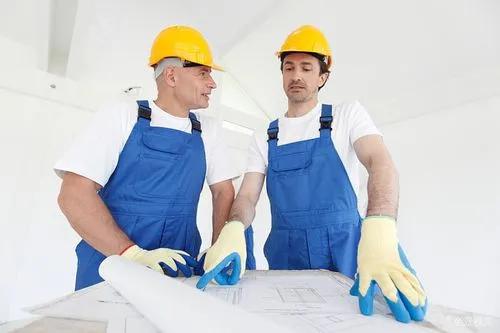 施工团队在现场查看图纸